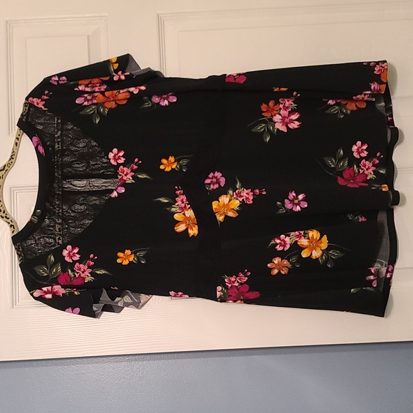 Womens peplum top. black lace at top. Great condition.  Worn 1 time. - Picture 3 of 7